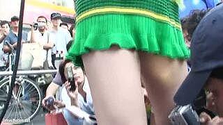 【盗撮】「えっ、中見えそう！」路上ライブでスカートの中を撮るカメラ小僧