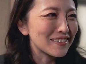 「今度ナニかお礼でも…」青年を狂わせた隣人妻！！イヤらしい淫語を耳元で連呼されると、ウブなチ●ポはもう我慢できず…