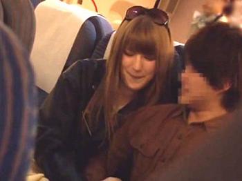 【金髪白人美女痴漢❤素人】飛行機でイチャイチャしてるカップルの彼女をトイレに行った隙に襲いリモバイ入れ遠隔責めスル痴漢魔