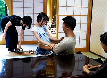 5年ぶりに会った姪っ子の小さな胸の膨らみが当たってフル勃起！我慢できず親の目を盗んでチンポを入れてしまった夏の思い出