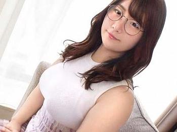 【ハメ撮り&times;素人】着衣巨乳の地味メガネ人妻がパコSEX！痴女る乳圧パイズリ！大量潮吹きお漏らし！