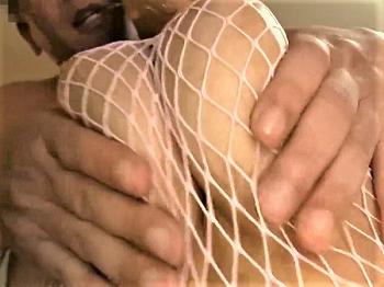 【生ハム熟女】ギャルメイクで化粧の濃い奥さんが中年ぽっちゃりな体を網で巻き付けて不倫SEX