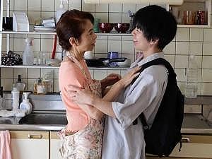 【70代】「おばあちゃん&hellip;」決して許されない近親相姦！両親の離婚がきっかけで仲を深めすぎてしまった祖母と孫が&hellip;