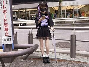 【地雷系少女】ゴシックファッションに身を包んだ家出少女！！脱がせてみると貧乳ちっぱいボディがソソり過ぎて…
