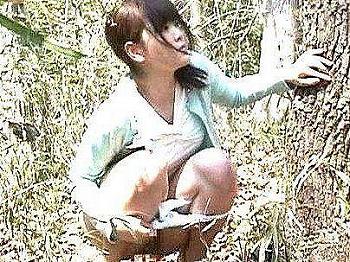 ＜おしっこキモチイイの…！＞バカな野ション女発見！襲われ強引に犯されレイプされるぞ(アダルト動画)