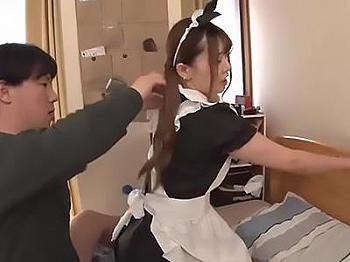 【ギャル×家政婦】仕事そっちのけの派手娘が極端に短いスカートで下着を露わに挑発！興奮のあまり理性を失い放縦な行為に耽るｗ