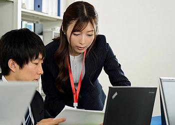 【おばさん上司】この美人な熟女は絶賛浮気中！でも若い男の方がお好きなようで&hellip;社内で不倫セックス！■今井栞菜