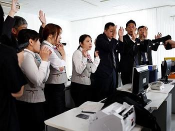 【銀行強盗レイプ】職場の銀行で強盗事件が起きて人質にされる小柄な色白妻…最後の悪あがきで鬼畜に輪姦乱交で集団レイプに絶頂