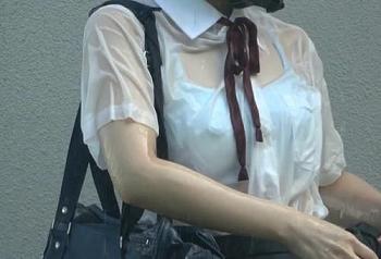 【集団レイプ】突然の豪雨で雨宿りする透け透け下着の思春期少女が周りの大人たちを勃起させてしまった結果…