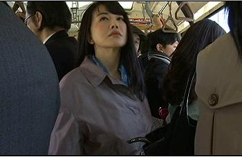 『ヘンリー塚本作品』浅井舞香さんの通勤バスで痴女る女！コートの下は裸、男に膣を愛撫させ潮吹き