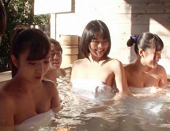３組の仲良し親子たちが集まって混浴体験♡ママの巨乳おっぱいで盛った息子チンポとそのままお風呂で近親ＳＥＸ開始♡