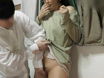 《禁断家族／母子近親相姦》あぁっ&hellip;指マン激しくして。息子のチ●ポと抜群に合うドスケベ熟女が父親に隠れて狂ったように交わる