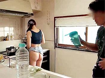 【人妻×近親相姦】朝から息子10人の性処理する美魔女母！家事の合間に次から次へとチンコぶち込まれ乱交ファック状態ｗ