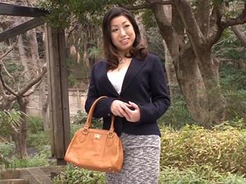 夫の風俗通いへの怒りと腹いせで出会い系で男遊び始めたちょいブス巨乳奥様❤勢いでAVデビューして他人棒生ハメして膣内射精！