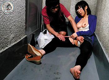 泥酔して廊下で寝ているお姉さんに青年が思わず痴漢！「やめていやぁん！」寝ぼけながら感じてしまう女子の痴態の勃起♡