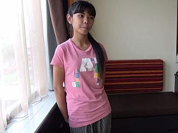 《ロリ外人》タイで見つけたヤバすぎるミニ・ロリ美少女！小さな身体をバックから鬼ピストンしまくりで膣内射精までキメチャウ❤