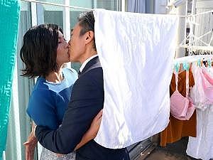 【人妻不倫】「私のオマ●コ&hellip;舐めてください&hellip;」中年男とハマった不貞セックス！夫よりも精力が強すぎるその男と&hellip;