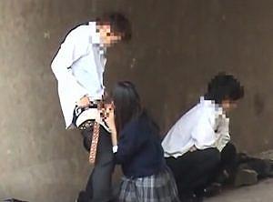下校途中に彼氏のチンポをしゃぶる女子高生を隠し撮り！