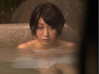 寝取られ願望のある鬼畜性癖の旦那が奥様を温泉旅行へ連れ出し&hellip;混浴と騙して男湯へ一人突撃させ男達に生ハメされる妻を覗き見&hellip;