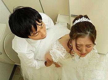 【ウエディングドレス×イタズラ】結婚式中にドレスに忍び込んだショタが暴れ回る！？ワレメ大好きな悪戯っ子w