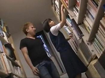 図書館で彼氏と勉強しているJKを手マン痴漢！無理やりイカせたら完堕ち…非常階段でハメる