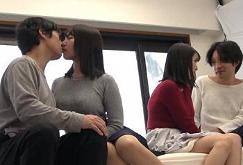 街で声をかけた仲良し親子2組が高額賞金に釣られてスワッピング体験！同級生ママのマンコに童貞チンポは射精が止まらないｗ