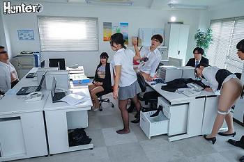 【時間停止レイプ】時が止まったオフィスで王様になった仕事のできないサラリーマンが女子社員たちを犯しまくる
