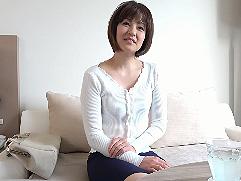 【熟女ナンパ】歯科医の夫をお持ちの奥さん。お召しになったTバックが超エッチ。初対面男にハメられての激イキ中出しファック