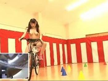 /露出:エロ動画/「またイっちゃう」最高に綺麗な美女がアクメ自転車で大量潮吹き！連続絶頂しちゃう女の子！最高のエロ動画