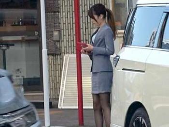 【美人&times;素人】ずらしハメセックスしてハイヒール＆ストッキング美脚のポニーテールの営業お姉さんがエロエロ！