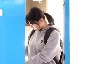 スポーツ系の女子大生に童貞君のオナサポしてもらう！ポニテ女子の目の前でシコシコしてセンズリ見せつけたら筆おろししてくれる