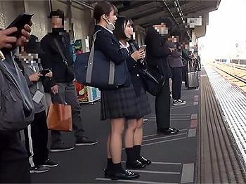 〔レズキス×痴漢〕無理やり痴漢に遭いレズセックスに導かれ10代の美少女たちが止まらない快感に翻弄される様子！ｗｗｗ