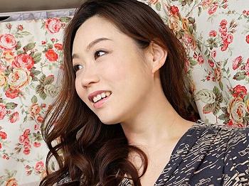 【人妻ナンパ】上品で色気溢れる四十路美熟女奥さんに声掛けてセクハラ質問！電マ責めで欲情するエロ巨乳妻との不倫中出しSEX