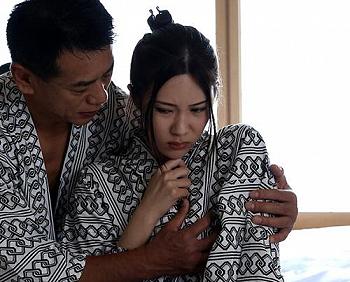 【人妻NTR】歪んだ性癖を持つ変態な夫に連れられスワッピングを目的とした民宿の寝取られの館を訪れ快楽に溺れる美人奥様&hellip;！