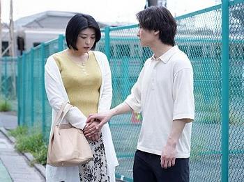 【友達の母】主人とは何年もご無沙汰な美熟女が息子の友人と食事に行く事に…ほろ酔いになった勢いに任せて禁断の不倫関係に