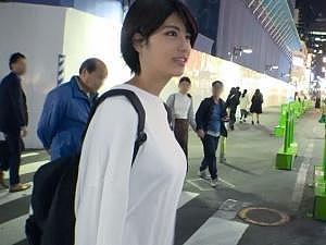 【素人ナンパ】「&hellip;勃ってる」なにやら奥手っぽい女の子を捕獲成功！！無理やりチ●ポを見せつけてみると徐々に軟化していき&hellip;