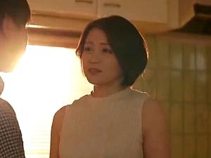 息子の友達と肉体関係を持ってしまったおばさん！若チ〇ポにハマってしまい夢中に&hellip;家に友達を招いて一線を越えてエッチする！