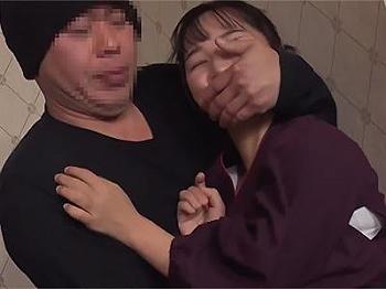〔お漏らし×痴漢〕信じていた女性先輩の裏切りで悪辣な男に蹂躙され可憐な女子が絶頂の連続で我を忘れる危険な生活