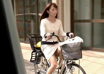 幼稚園から帰るママチャリ妻を追跡！自宅玄関を開けた瞬間に襲撃して産後マンコを何度も犯した押込みレイプ映像