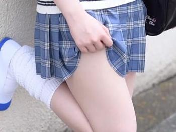 ［女子校生×パンチラ］激しく抱かれ、感度が徐々に高まり、何度も身もだえプルイキで果てる女子学生