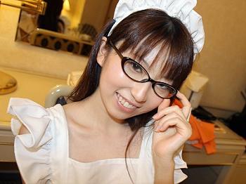 メイドコスプレさせたシロウト美少女と生ハメ中出しSEX！