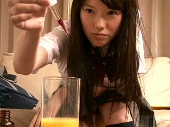 『これ…本当に効くの…？』興味本位で通販で媚薬買い届け先を幼馴染の男友達の家した女子校生…試しに飲んでみたら即発情して…