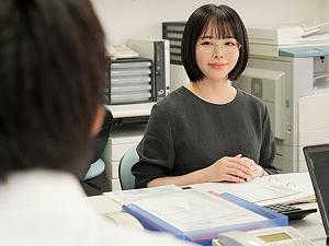 【社内NTR】「…婚約中の彼女がいるのに！」職場で普段は地味で無口な同僚に痴女られた俺！