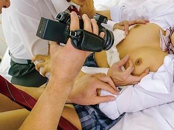 【学園の闇】『やだ…誰か助けて…』無垢なツインテ美少女が保健室で陰キャ生徒たちに狙われ、両穴を犯されまくる！さらに追撃レ