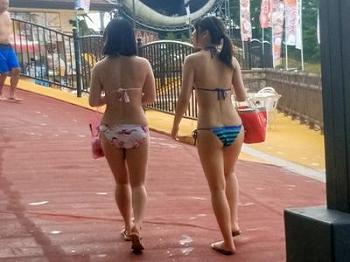 【素人ナンパ】プールナンパでGETしたビキニ美少女JD2人組！手マン＆電マで激しく喘ぐロリお姉さんとエロ4P乱交セックス