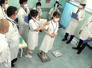 健康診断を受けるナースさん！みんなが見ている目の前でアナル丸見えに&hellip;裸を見られて恥辱を受けながらやりたい放題セクハラ診察