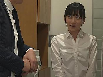 〔貧乳×なし崩し〕出張先で仕組まれた共同部屋で愛らしいOLが巨根で猛烈に貫かれ何度も絶頂に達する