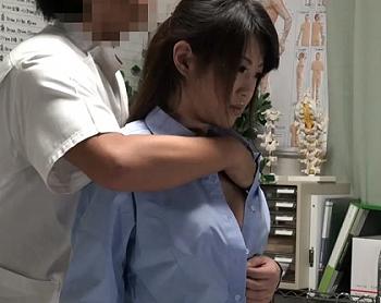 《レイプマッサージ》美乳社員が襲ってきたヤツと自身の粘膜と粘液が絡み合って怯えながら自然と昇天してしまう