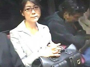 ＜逆痴漢！＞マジかよ？？！上品で綺麗なOL！満員バスで逆痴漢とかフル勃起確定でしょ(アダルト動画)