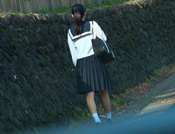 【閲覧注意】学校帰りの田舎少女を拉致！無理矢理ドラッグを飲ませてガンギマリ中出し肉便器に変えた鬼畜レイプ映像